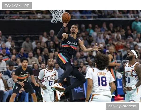 马刺121-94轻取太阳豪取七连胜，文班亚马26+9统治内线